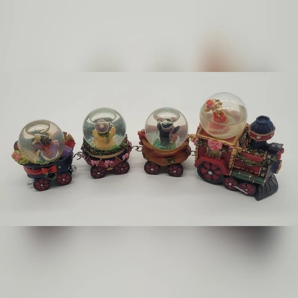 Vintage Santa & Friends Snow Globe Train Christmas Holiday Classics Collection‌
